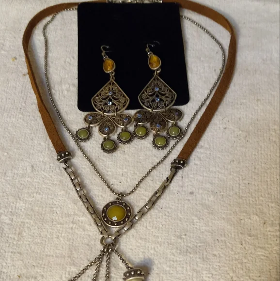 Not new,vintage 2 strand suede & chain necklace with charms& pierced earrings. - Picture 4 of 4
